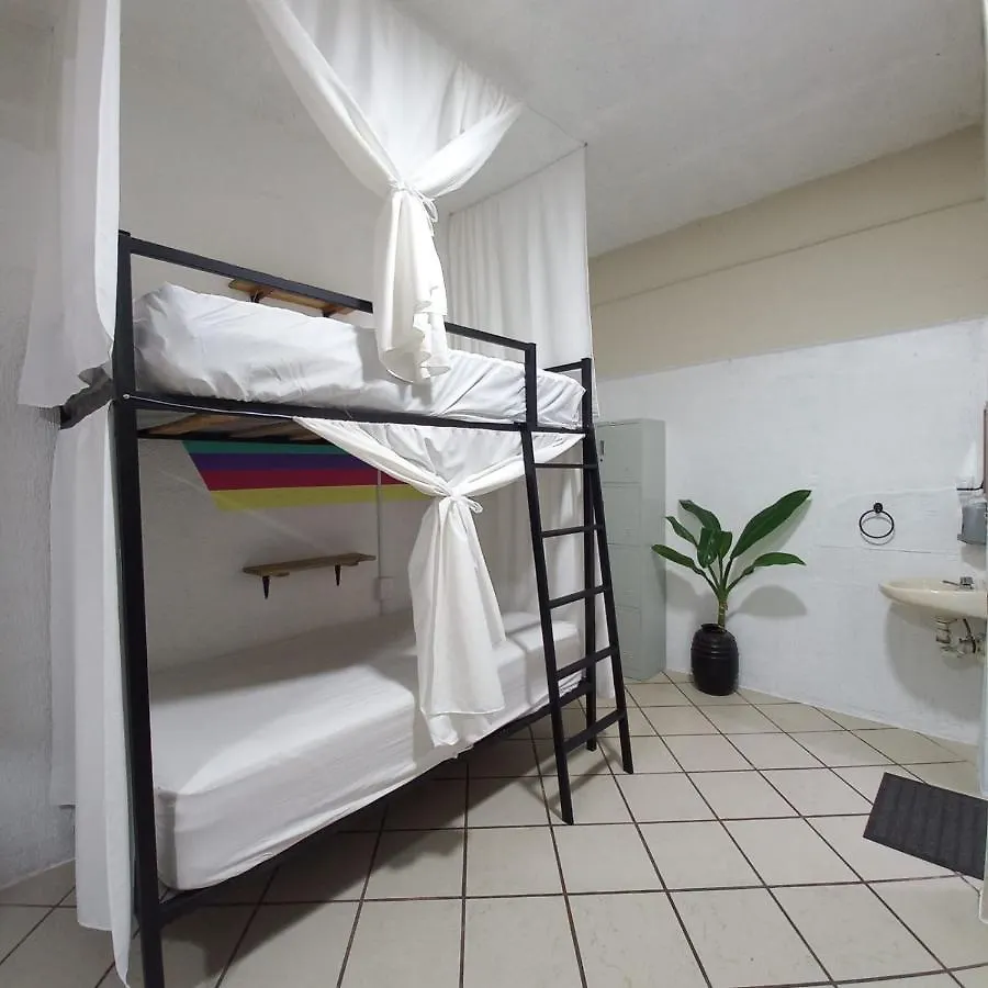 Cama con cortinas en dormitorio